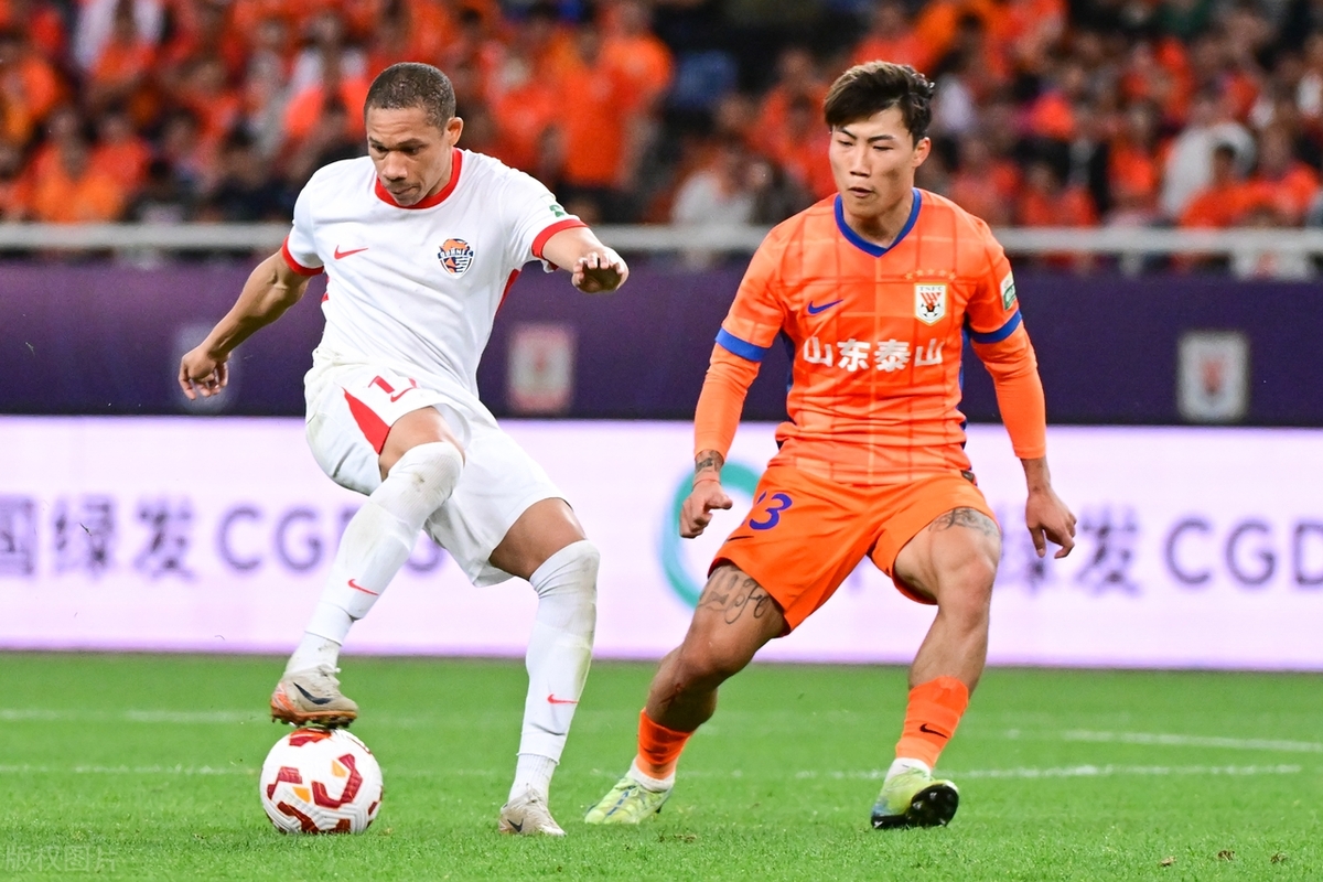 战术奏效！泰山双翼齐飞压制曼联整场无力还手！的简单介绍